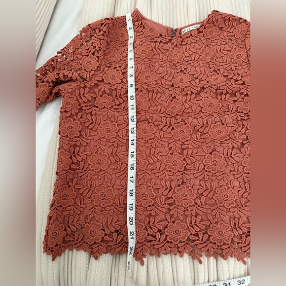 Alice and Olivia Pasha Chic Feminine Floral Embroidered Eyelet Size Medium - Picture 8 of 10